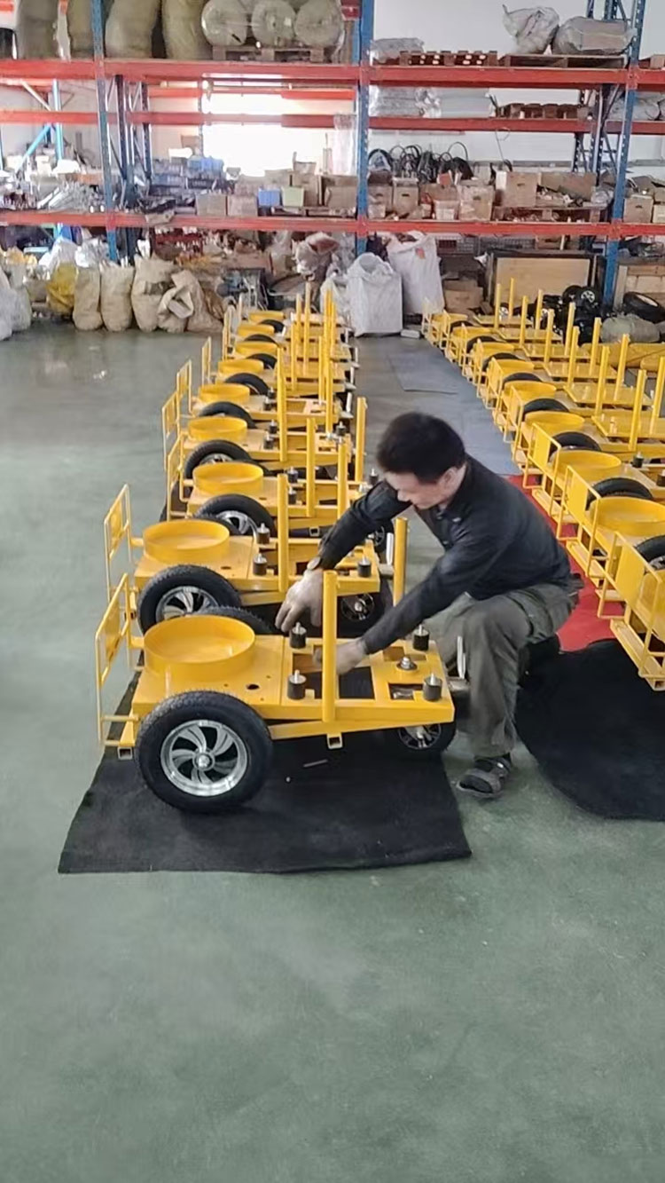 Máy đánh dấu đường sơn lạnh đến Kazakhstan, làm nổi bật sự xuất sắc sản xuất được thiết kế riêng